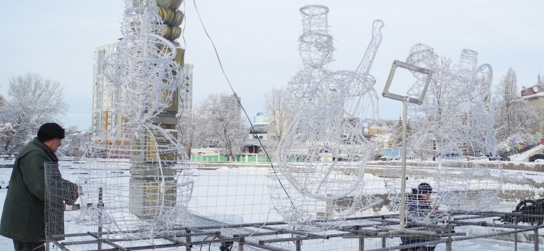 Квартет снеговиков расположился у Комсомольского пруда
